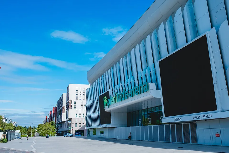 Fassade der Plenitude Arena in Nanterre mit dem neuen Schriftzug