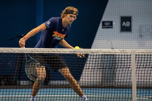 Alexander Zverev spielt beim Training der Australian Open 2020 einen Ball am Netz