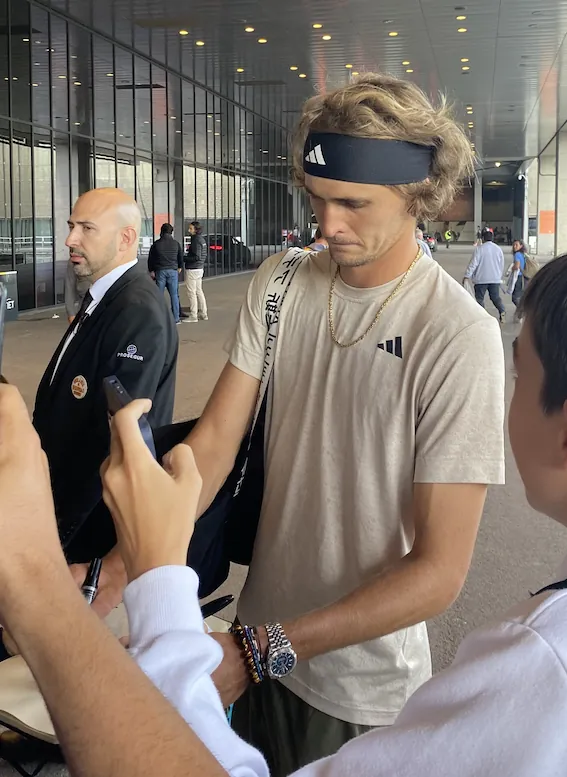Alexander Zverev schreibt Autogramme für Fans in Madrid 2023