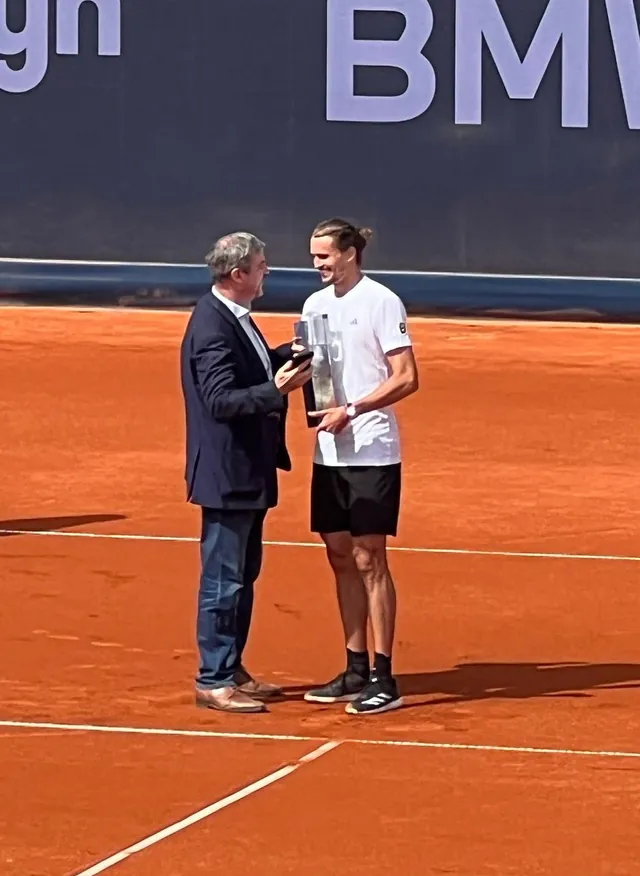 Alexander Zverev mit dem Pokal bei der Siegerehrung der BMW Open 2025 in München