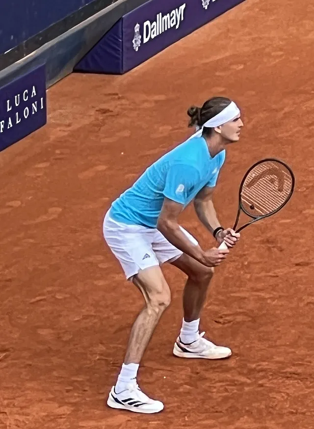 Alexander Zverev in Returnstellung auf Sand bei den BMW Open 2026 in München