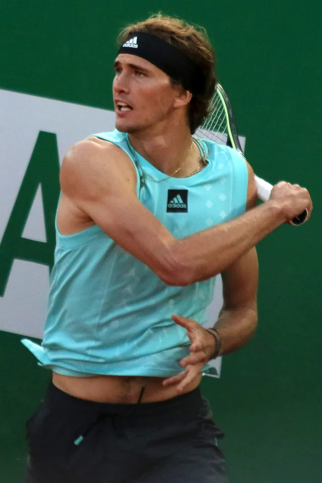 Alexander Zverev im türkisfarbenen ärmellosen Shirt nach einer Vorhand beim Monte-Carlo Masters 2022