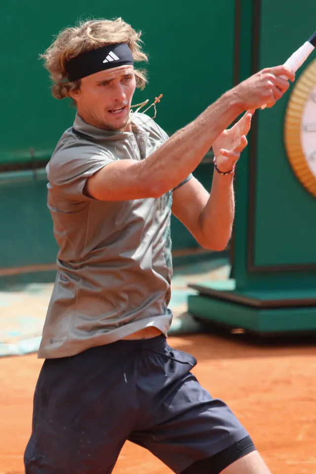 Alexander Zverev im grauen Shirt mit schwarzem Stirnband schlägt beim Monte-Carlo Masters 2023 eine Vorhand