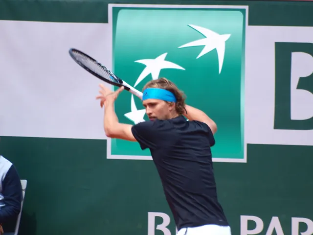 Alexander Zverev mit blauem Stirnband holt vor der BNP-Paribas-Wand zum Schlag aus, Roland Garros 2019