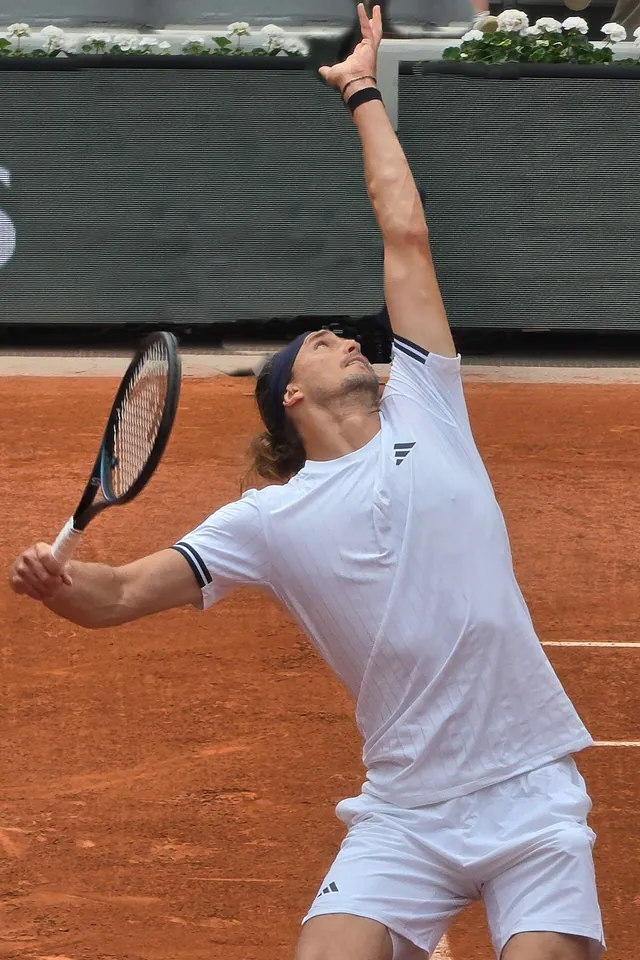Alexander Zverev beim Aufschlag auf Sand bei Roland Garros 2026