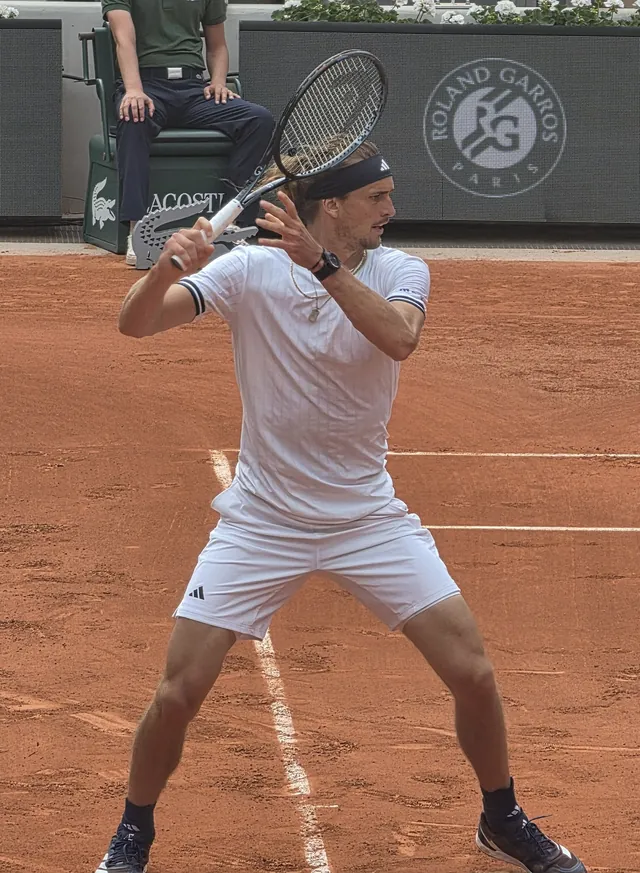 Alexander Zverev holt auf Sand zur beidhändigen Rückhand aus, Achtelfinale von Roland Garros 2026