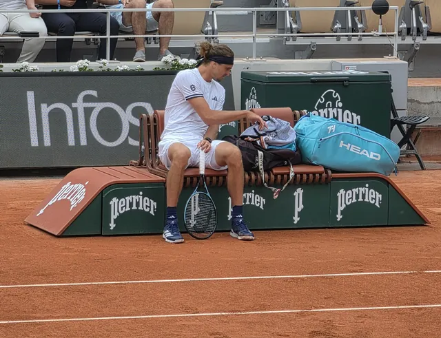 Alexander Zverev sitzt beim Seitenwechsel auf der Bank neben seiner Schlägertasche, Roland Garros 2026