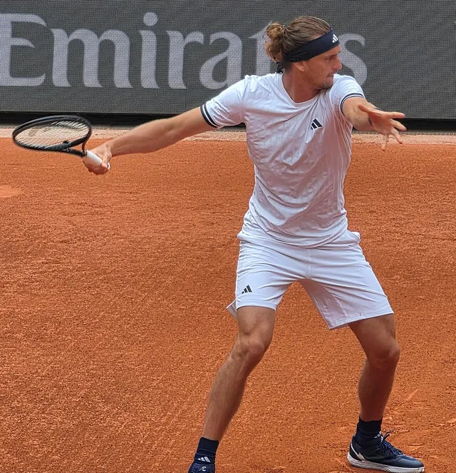 Alexander Zverev schlägt eine Vorhand auf Sand bei Roland Garros 2026