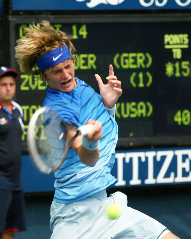 Der 16-jährige Alexander Zverev mit Stirnband schlägt bei den US Open der Junioren 2013 eine Vorhand