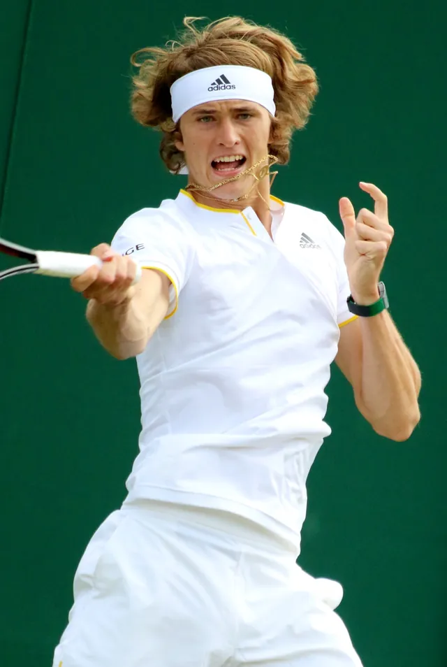 Alexander Zverev mit weißem Stirnband und fliegender Halskette schlägt in Wimbledon 2017 eine Vorhand