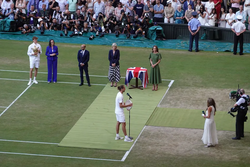 Alexander Zverev spricht ins Mikrofon bei der Siegerehrung nach dem Wimbledon-Finale 2026 auf dem Centre Court