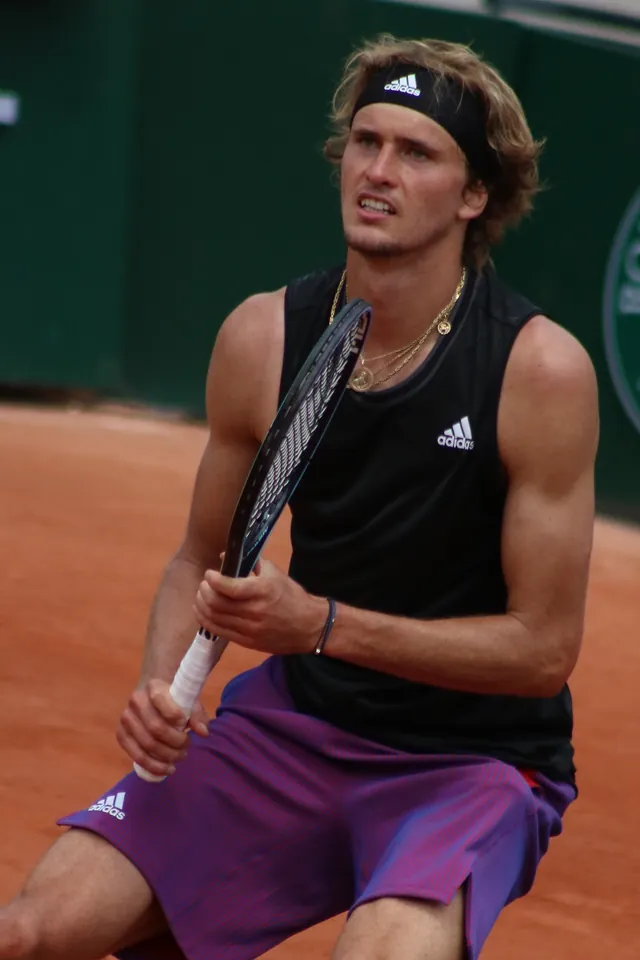 Alexander Zverev hält seinen Gravity-Schläger mit beiden Händen in Roland Garros 2021